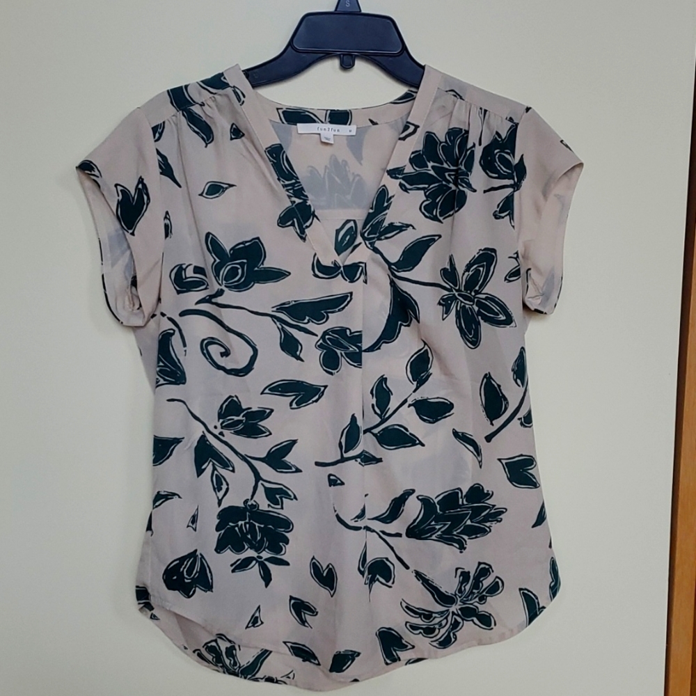Floral green top. FUN2FUN size medium